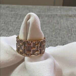 Woman’s Wide Gold Band w/Clear Crystals Women's 
Size is approx 6.5-7.25